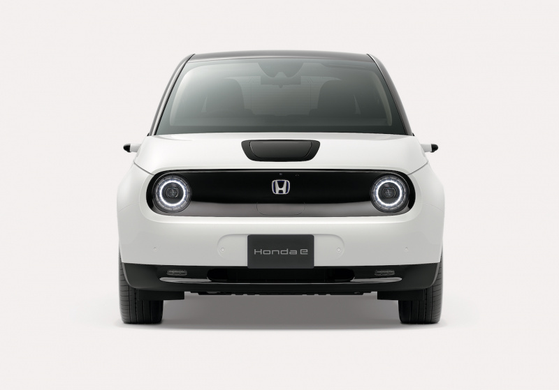 「「Honda e」は後輪駆動による小気味よい走りで新時代のシティコミューターを目指す」の1枚目の画像