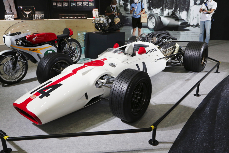 ホンダ60年代の伝説的F1マシンと2輪レーサーが現行Rと共演