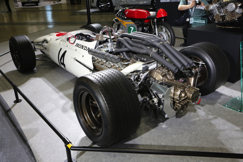 ホンダ60年代の伝説的F1マシンと2輪レーサーが現行Rと共演