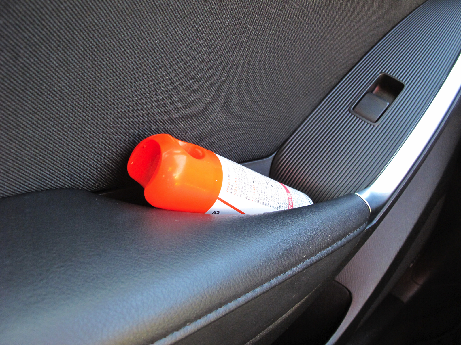 猛暑の車内にこんなものを残してはいけない スマホやetcカード スプレー缶まで 22年版 Clicccar Com