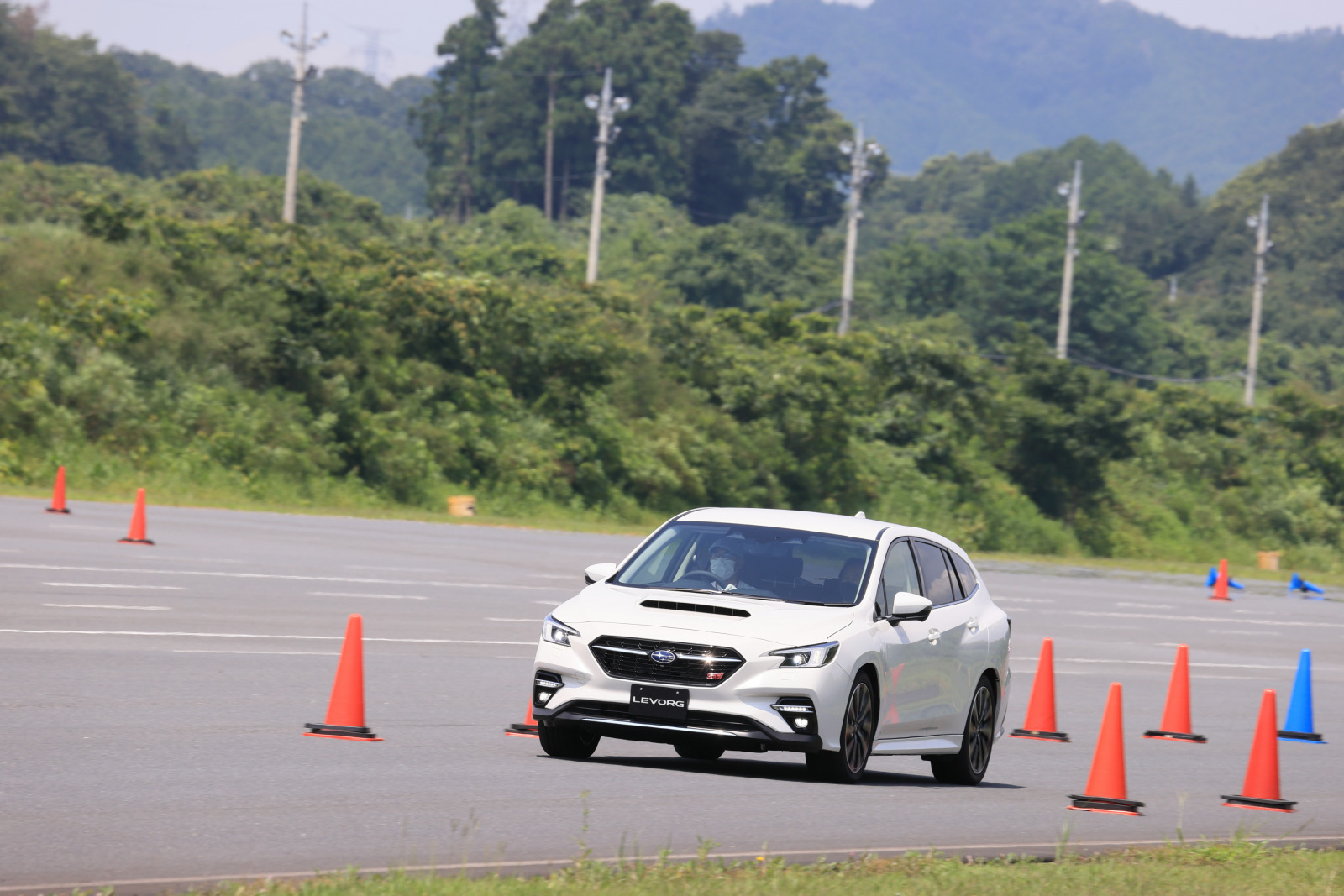 新型レヴォーグの走りは 高い静粛性の室内 圧倒的なボディ剛性によるハンドリングと乗り心地の良さ Subaru Levorg Clicccar Com