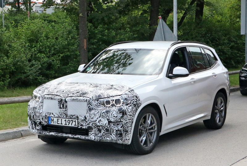 「BMW X3初の改良型が開発中。プロトタイプを初スクープ」の4枚目の画像