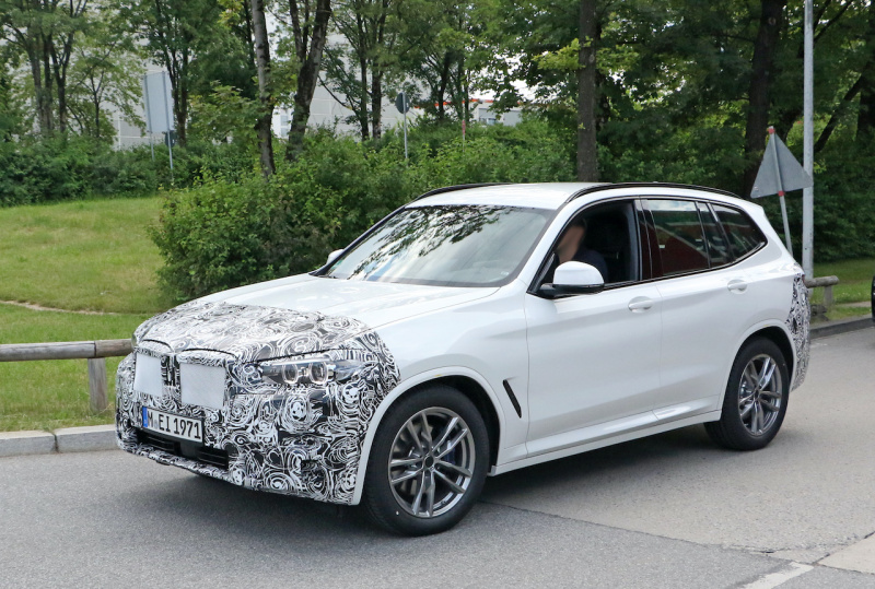「BMW X3初の改良型が開発中。プロトタイプを初スクープ」の5枚目の画像