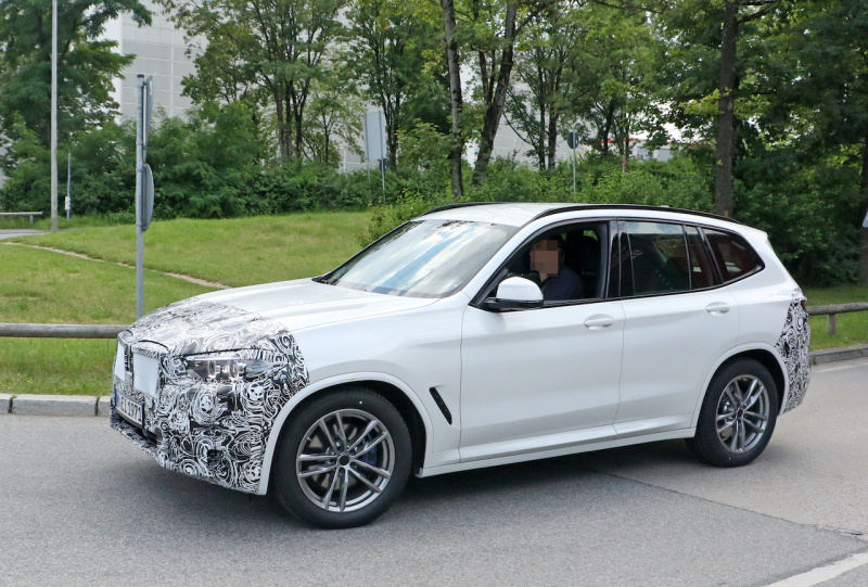 「BMW X3初の改良型が開発中。プロトタイプを初スクープ」の6枚目の画像