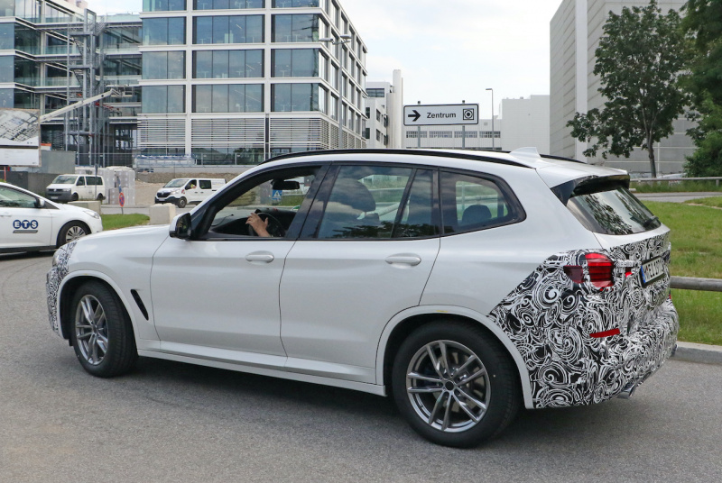 「BMW X3初の改良型が開発中。プロトタイプを初スクープ」の7枚目の画像