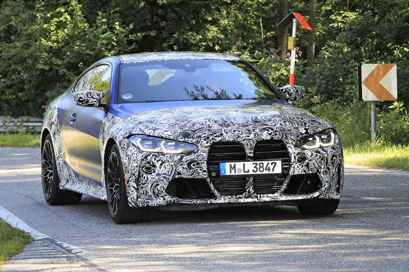 「新型BMW M4、ついにボディパネル露出でディテール見えた」の1枚目の画像