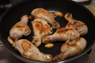 鶏もも肉に焦げ目を付けます。