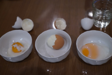 およそ9時間経過後。左からそのまま白卵、赤卵、コップに入れた白卵です。