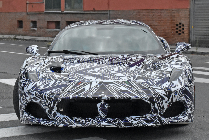 「フロントマスクはフェラーリ風？　マセラティの新型スーパーカー「MC20」、市販型デザイン判明」の1枚目の画像