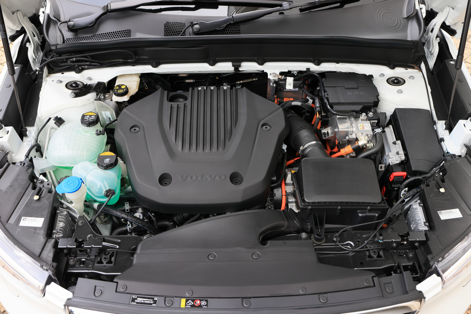 「ボルボ「XC40 Recharge Plug-in hybrid T5」は、電動化らしいスムーズで上質な走りが最大の魅力」の4枚目の画像
