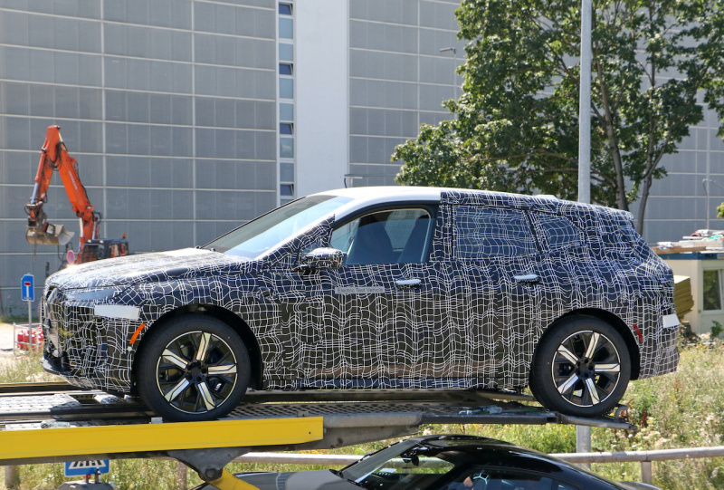 「BMW新型EVクロスオーバーSUV「iX5」、最終デザイン見えてきた！」の10枚目の画像