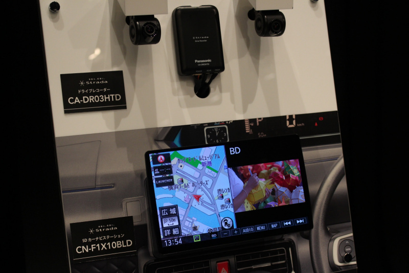 「コンパクトな前後2カメラ式、従来比で約2.6倍の表示解像度の「ストラーダ F1X PREMIUM10」専用ドライブレコーダー「CA-DR03HTD」を発売」の2枚目の画像