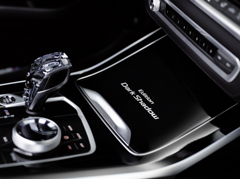 「限定7台！ 存在感ある漆黒をまとう「BMW X7 Edition Dark Shadow」が登場【新車】」の1枚目の画像