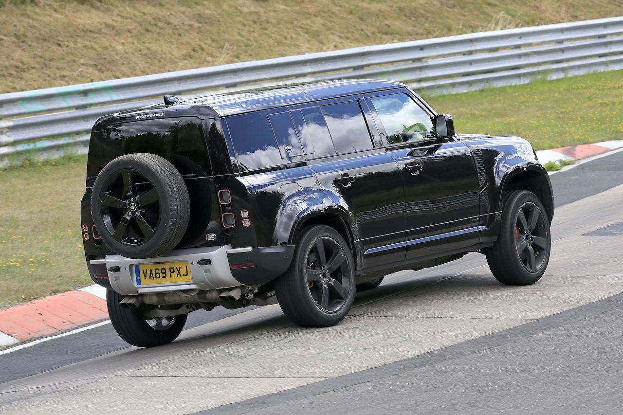 オールブラック仕上げが最強の証だ ランドローバー ディフェンダー 500馬力のv8モデルがニュル出現 Clicccar Com