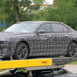 BMW 7シリーズ次期型は「E38」風シャークノーズ採用か!?　EV「i7」をキャッチ - BMW i7 17