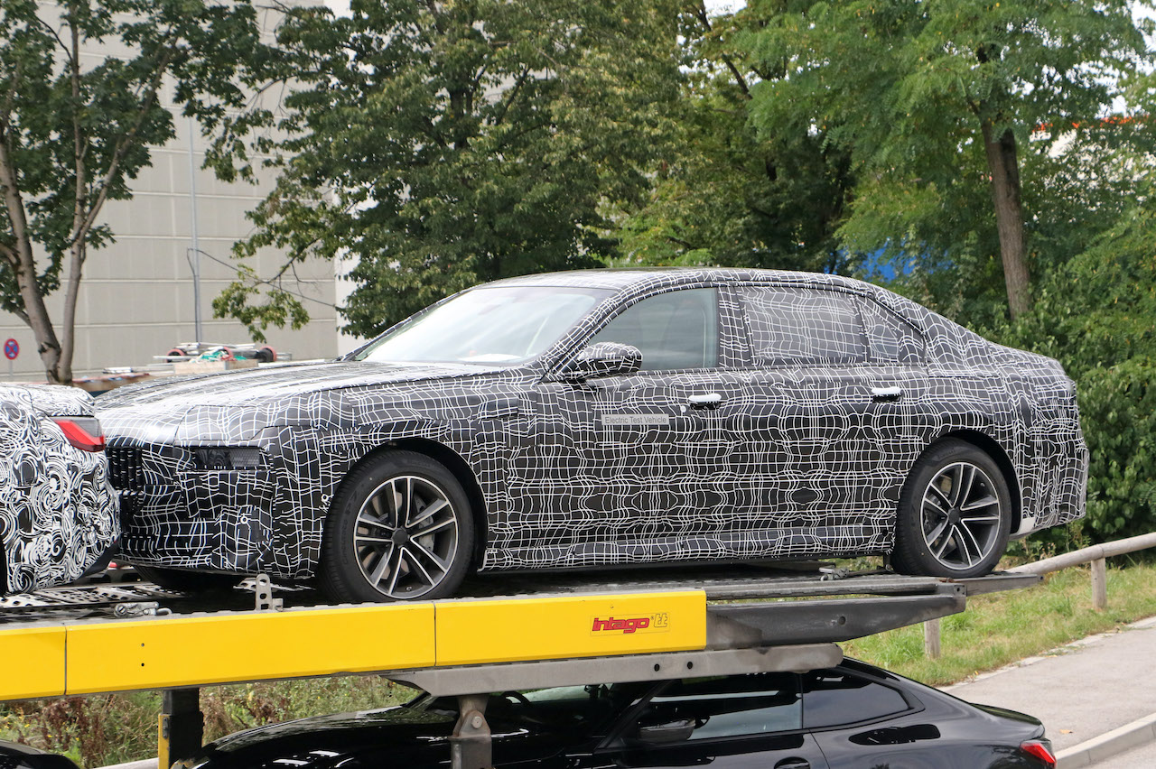「BMW 7シリーズ次期型は「E38」風シャークノーズ採用か!?　EV「i7」をキャッチ」の3枚目の画像