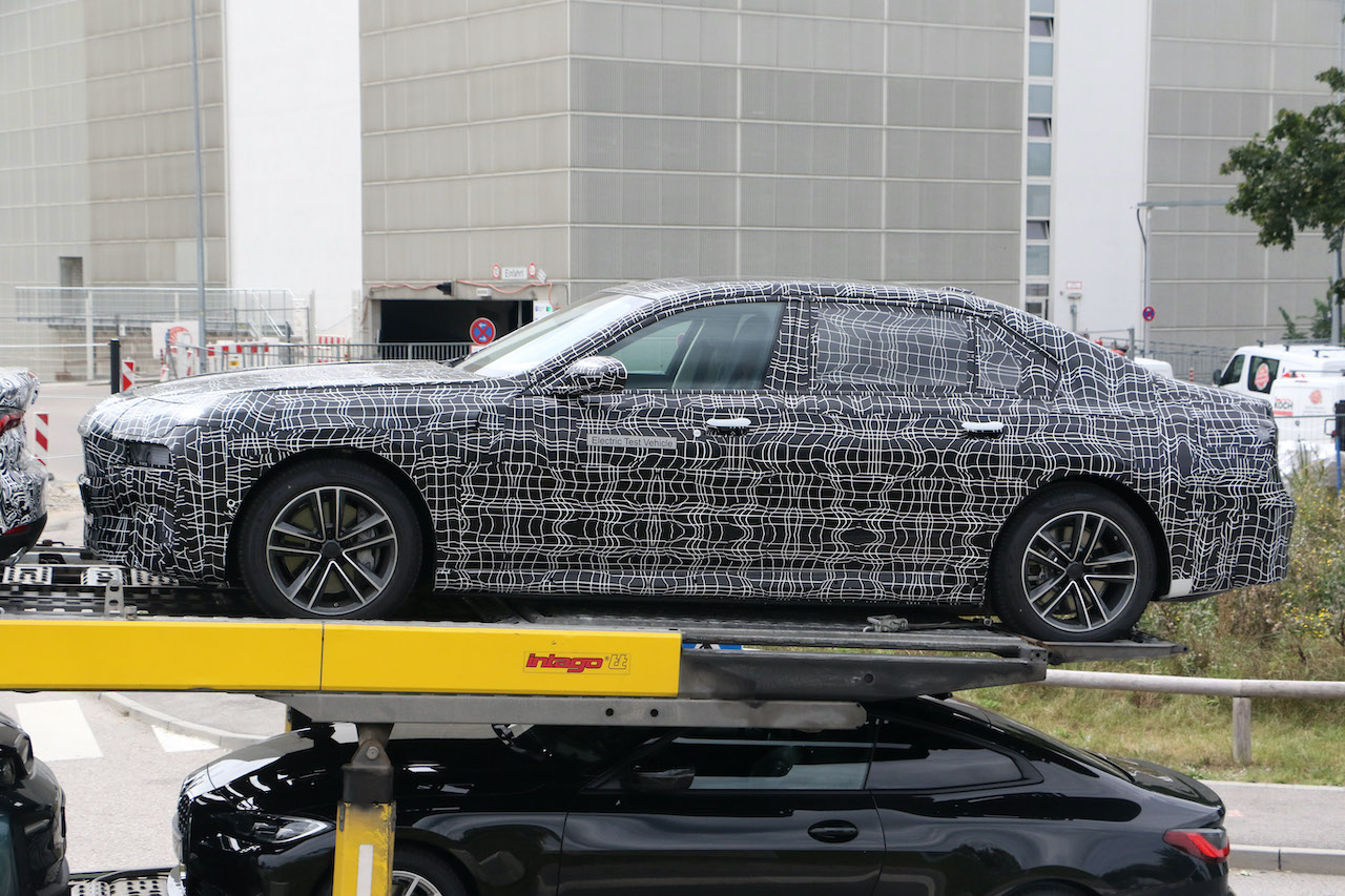 「BMW 7シリーズ次期型は「E38」風シャークノーズ採用か!?　EV「i7」をキャッチ」の4枚目の画像