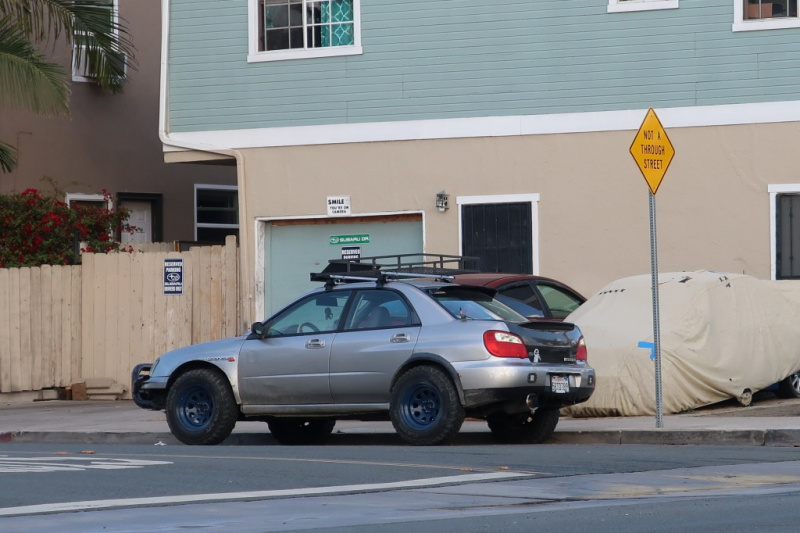 「車高も気分もアゲアゲ。カリフォルニアで見かけた珍しいSUBARU車カスタム・2選」の1枚目の画像