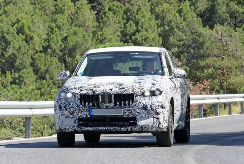 「BMW X1次期型、グリル拡大し公道テストデビュー！」の1枚目の画像