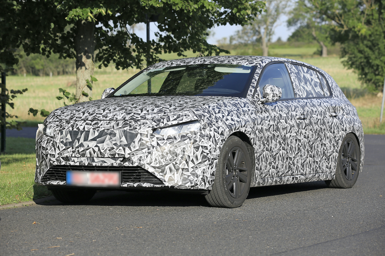 Spy Shot Of Secretly Tested Future Car 画像 フロントマスクが牙を剥く プジョー308次期型 新ledを確認 Clicccar Com