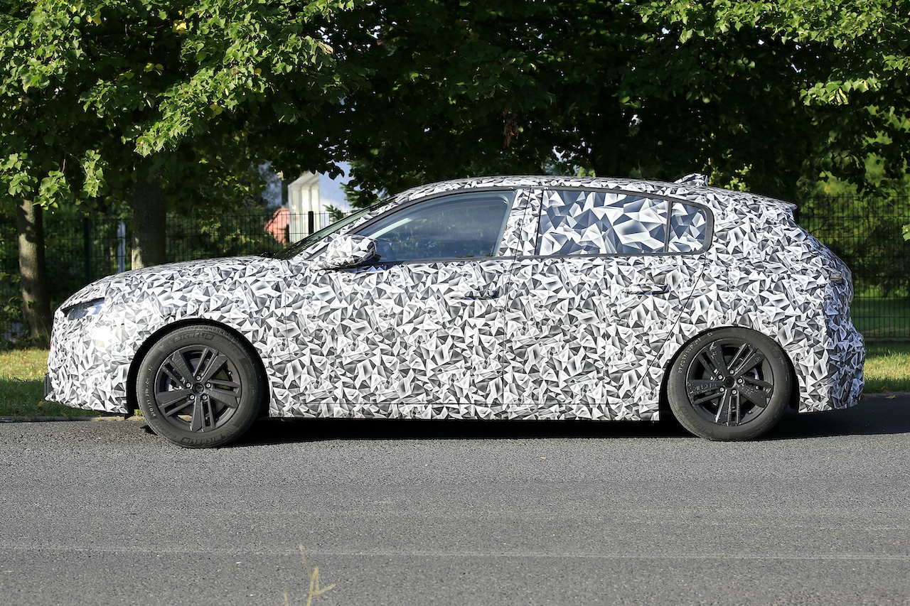 Spy Shot Of Secretly Tested Future Car 画像 フロントマスクが牙を剥く プジョー308次期型 新ledを確認 Clicccar Com