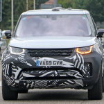 これが新タッチスクリーン・ディスプレイだ！ランドローバー・ディスカバリー改良型の内部画像を入手 - Land Rover Discovery facelift 1
