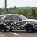 これが新タッチスクリーン・ディスプレイだ！ランドローバー・ディスカバリー改良型の内部画像を入手 - Land Rover Discovery facelift 6