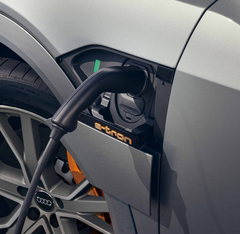 「アウディ初の100％電気自動車「Audi e-tron Sportback」日本発売!! 航続距離は407km、価格は1327万円〜【新車】」の3枚目の画像