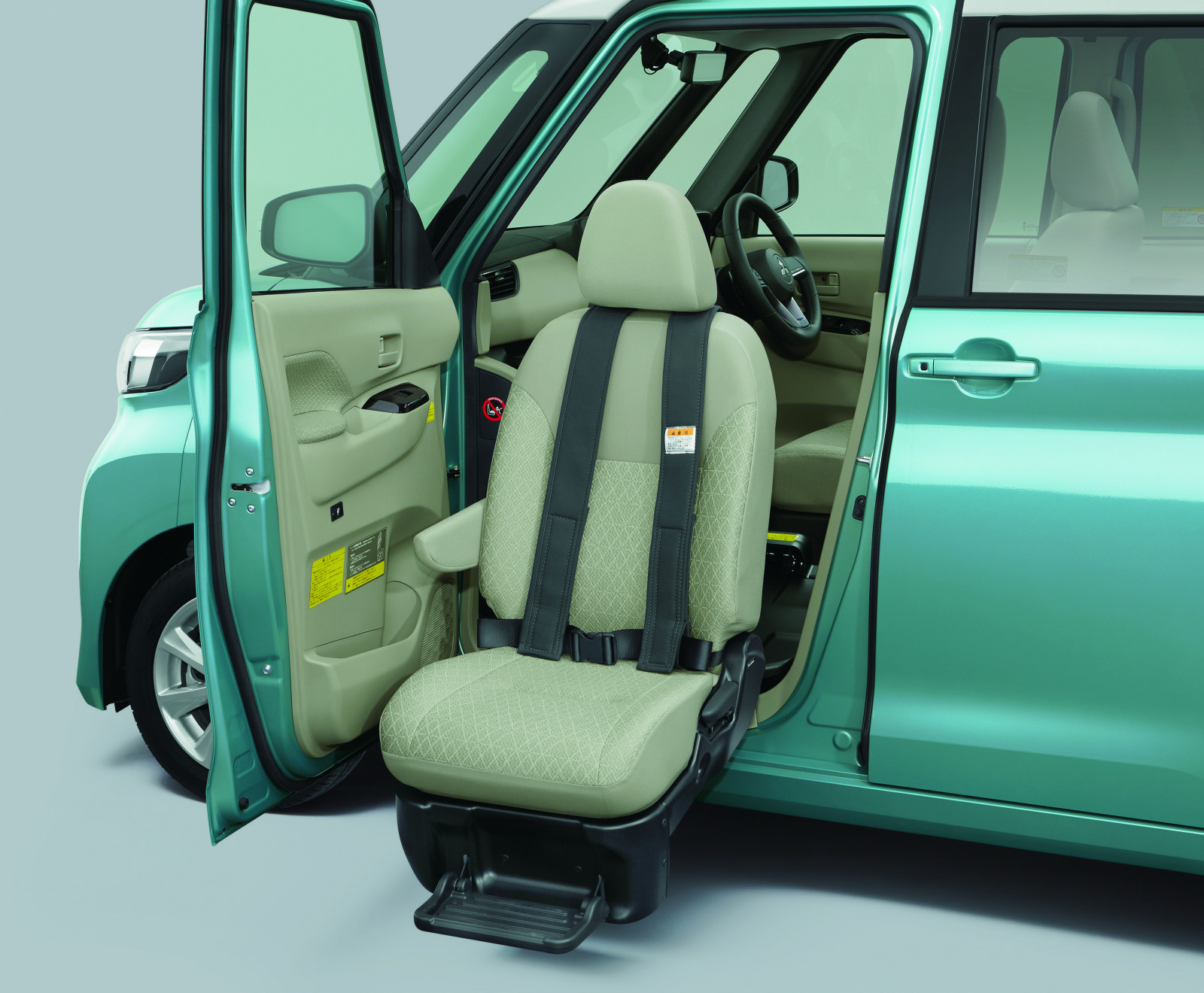 三菱eKクロス スペース、eKスペースに福祉車両の助手席ムービングシート仕様車を設定【新車】 | clicccar.com