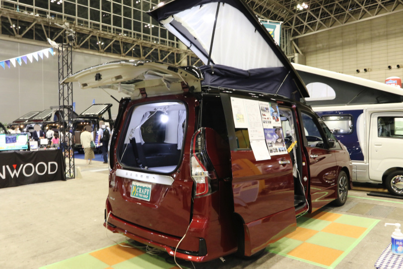 「車上泊は開放感が満点！ 屋根にテント風スペースを装備したポップアップルーフのキャンピングカー【東京キャンピングカーショー2020】」の1枚目の画像