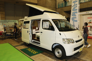 車上泊は開放感が満点 屋根にテント風スペースを装備したポップアップルーフのキャンピングカー 東京キャンピングカーショー Clicccar Com