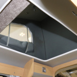 「車上泊は開放感が満点！ 屋根にテント風スペースを装備したポップアップルーフのキャンピングカー【東京キャンピングカーショー2020】」の17枚目の画像ギャラリーへのリンク