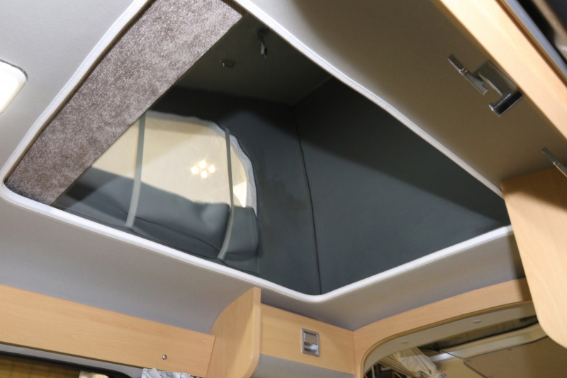 「車上泊は開放感が満点！ 屋根にテント風スペースを装備したポップアップルーフのキャンピングカー【東京キャンピングカーショー2020】」の17枚目の画像
