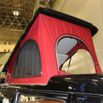 「車上泊は開放感が満点！ 屋根にテント風スペースを装備したポップアップルーフのキャンピングカー【東京キャンピングカーショー2020】」の2枚目の画像ギャラリーへのリンク