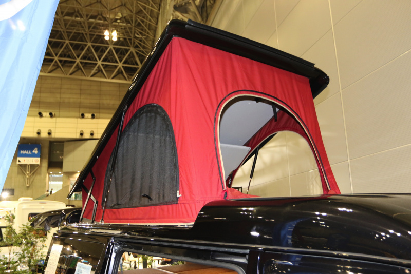 「車上泊は開放感が満点！ 屋根にテント風スペースを装備したポップアップルーフのキャンピングカー【東京キャンピングカーショー2020】」の2枚目の画像