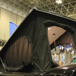 「車上泊は開放感が満点！ 屋根にテント風スペースを装備したポップアップルーフのキャンピングカー【東京キャンピングカーショー2020】」の7枚目の画像ギャラリーへのリンク