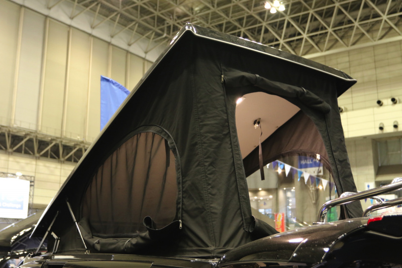 「車上泊は開放感が満点！ 屋根にテント風スペースを装備したポップアップルーフのキャンピングカー【東京キャンピングカーショー2020】」の7枚目の画像