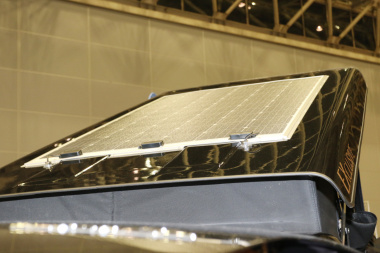 ソーラーパネルで家庭用エアコンが夜間も使えるキャンピングカー