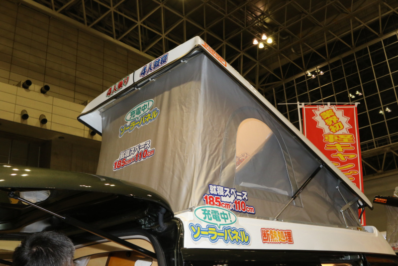 「家庭用エアコンが夜間も使える！ ソーラーパネルなど給電システムが充実したキャンピングカー【東京キャンピングカーショー2020】」の13枚目の画像