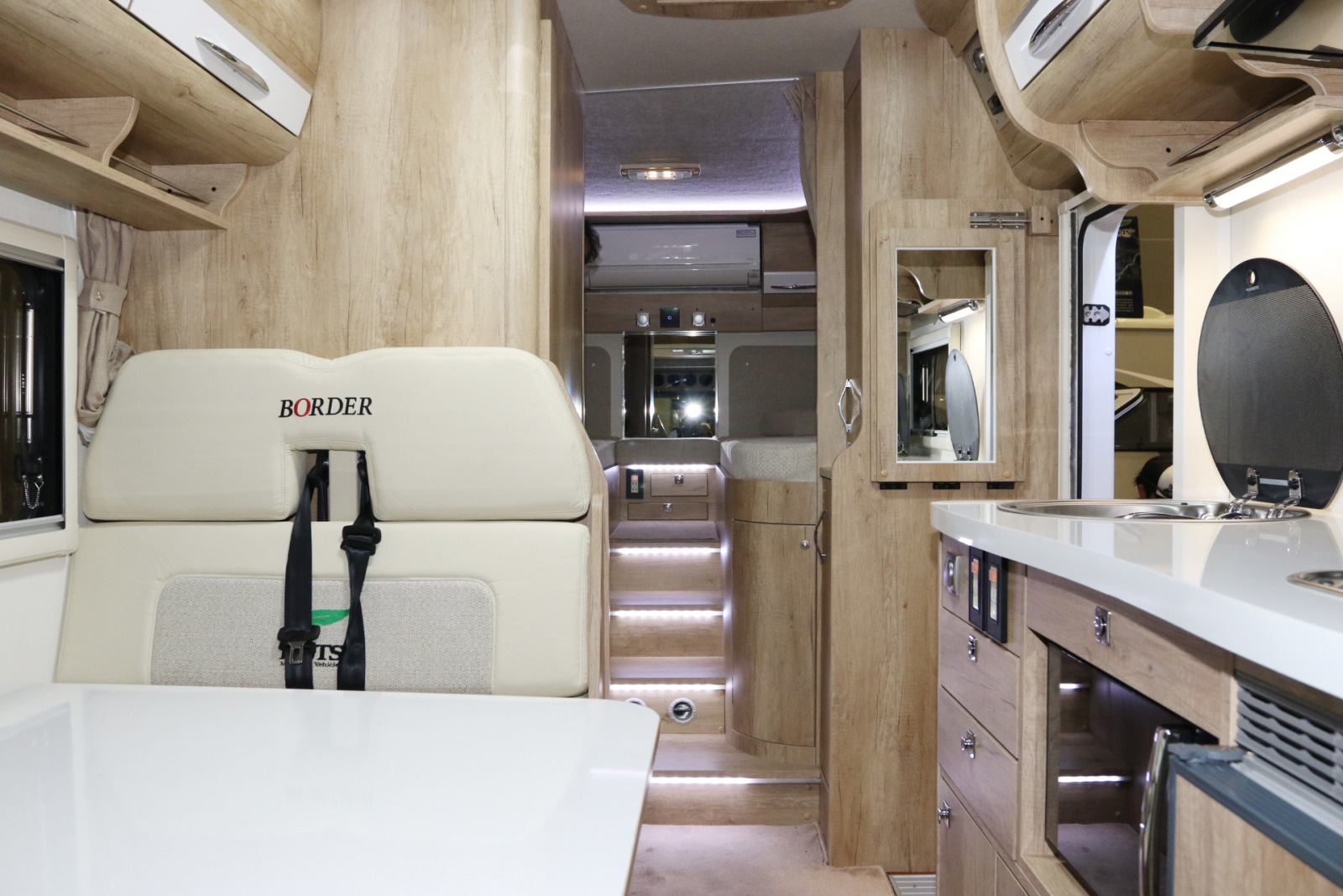 1000万円超えの 走る豪邸 超ゴージャスな日独米のキャンピングカー 東京キャンピングカーショー Clicccar Com