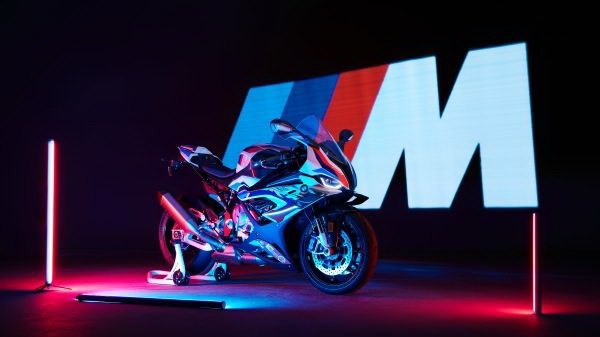 「BMWが二輪に「M」ブランドを初展開。最速級のリッターSSをグレードアップした「M1000RR」を初公開」の4枚目の画像