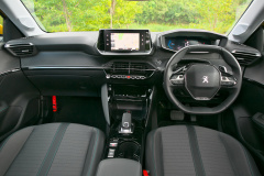 8 Raival 009 画像 0万円台で手に入る個性派コンパクトプジョー8は国産コンパクトカーもウカウカできない実力車 ドリキンの新車比較試乗 Clicccar Com