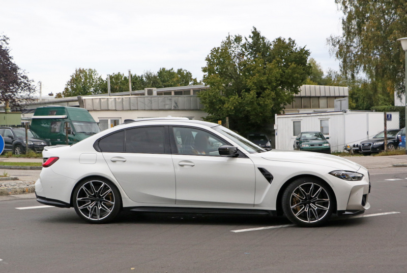 「ついにヴェールを脱いだ新型・BMW M3、公式写真で見られないホワイトカラーを激写！」の4枚目の画像