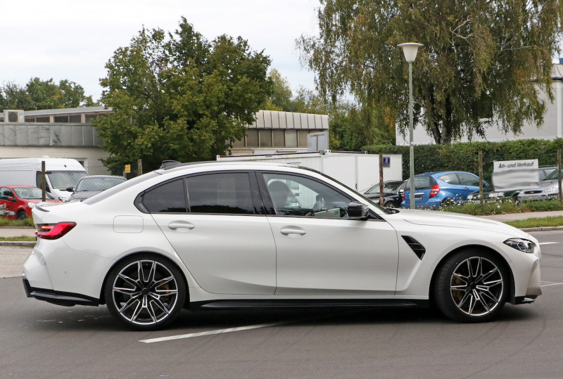 「ついにヴェールを脱いだ新型・BMW M3、公式写真で見られないホワイトカラーを激写！」の5枚目の画像