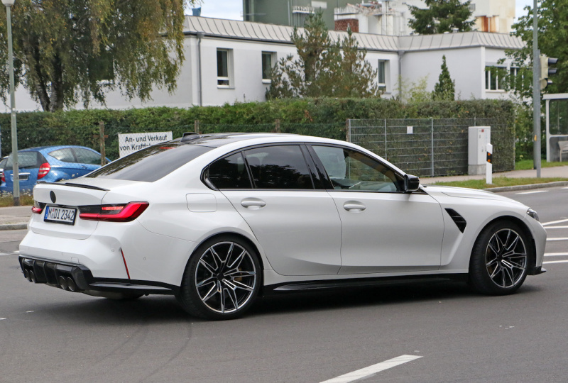 「ついにヴェールを脱いだ新型・BMW M3、公式写真で見られないホワイトカラーを激写！」の7枚目の画像