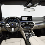 BMW 5シリーズが彫りの深い顔立ちに変身。iPhoneで車両のロック・アンロックが可能に【新車】 - BMW_5series_Sedan_TOURING_20200928_8