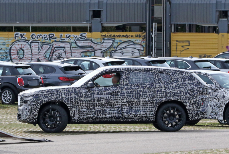 「やっぱり来た！　BMW最高級SUV「X8」市販型プロトタイプをキャッチ」の5枚目の画像
