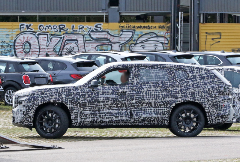 「やっぱり来た！　BMW最高級SUV「X8」市販型プロトタイプをキャッチ」の6枚目の画像