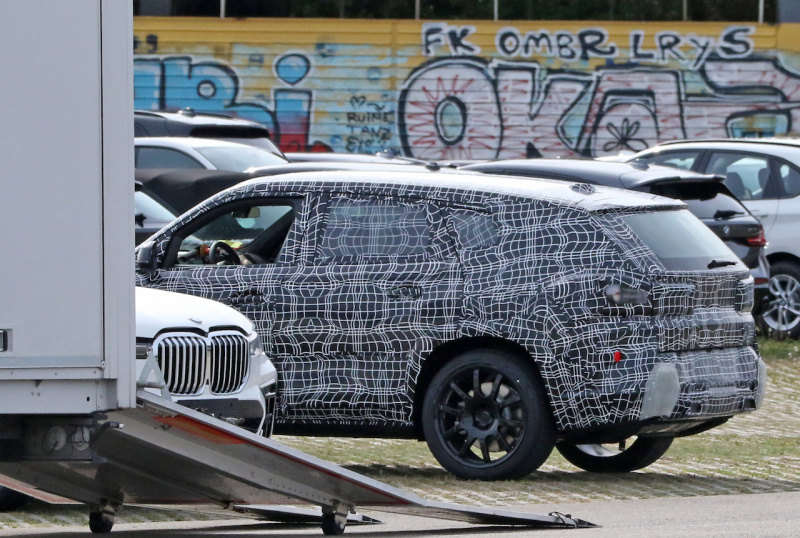 「やっぱり来た！　BMW最高級SUV「X8」市販型プロトタイプをキャッチ」の7枚目の画像