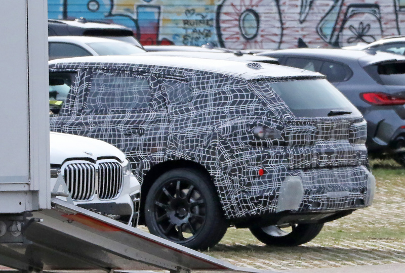 「やっぱり来た！　BMW最高級SUV「X8」市販型プロトタイプをキャッチ」の8枚目の画像